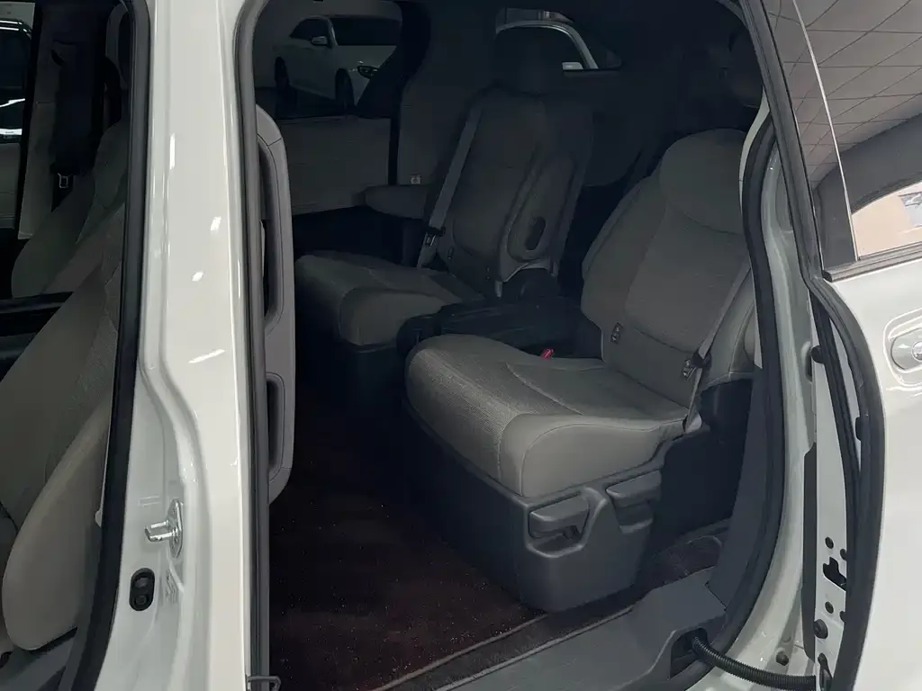 Toyota Sienna — фото 2