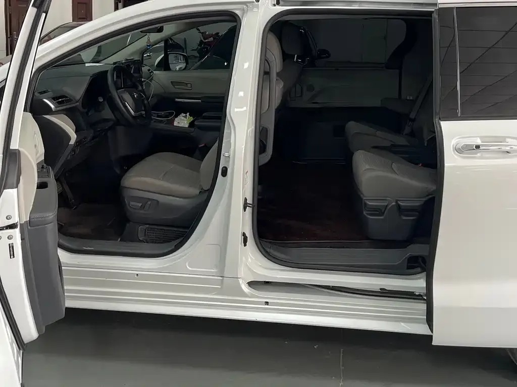 Toyota Sienna — фото 3