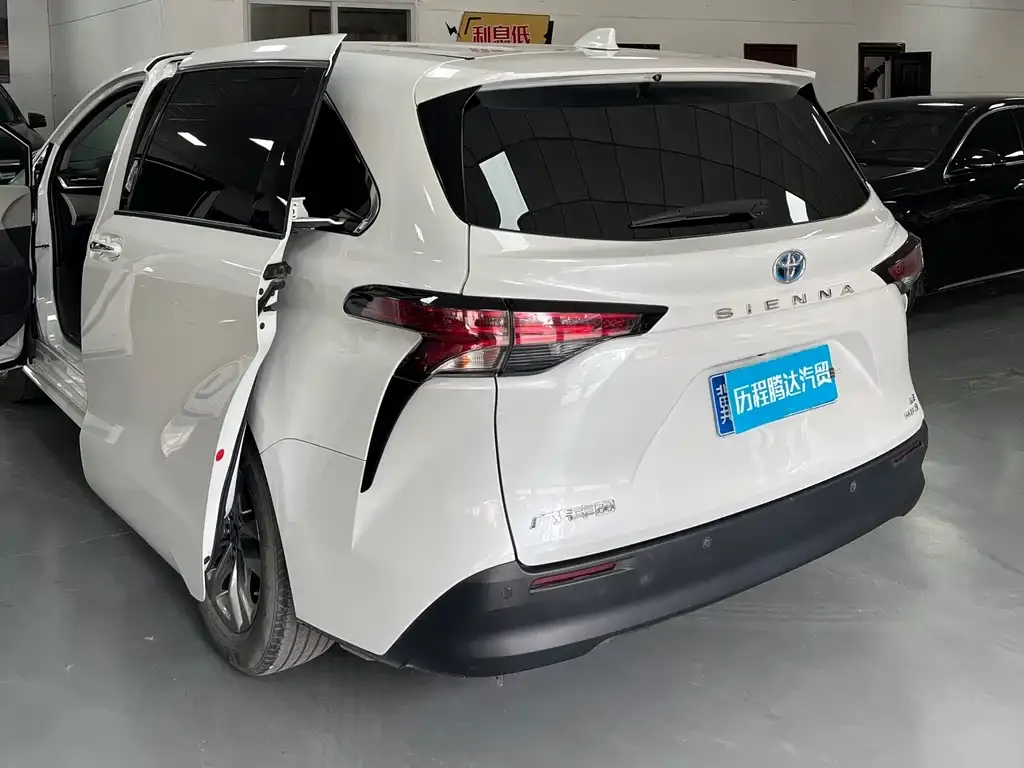 Toyota Sienna — фото 4