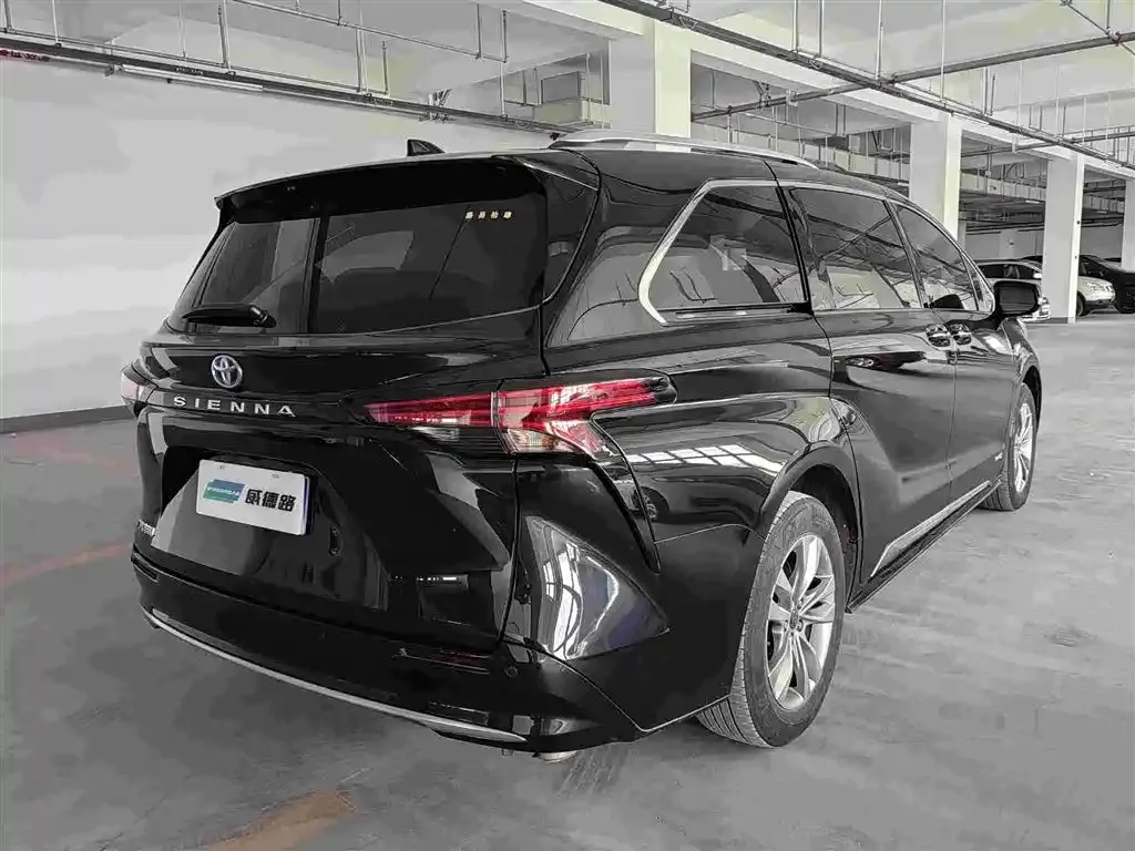 Toyota Sienna — фото 10