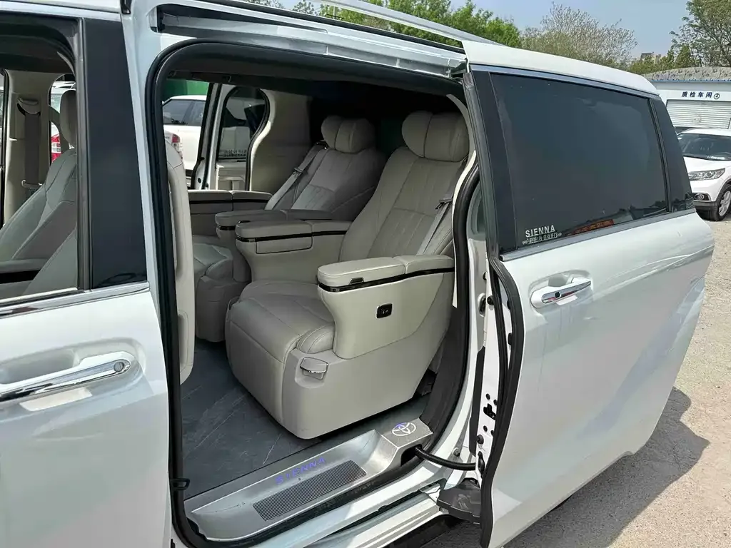 Toyota Sienna — фото 9