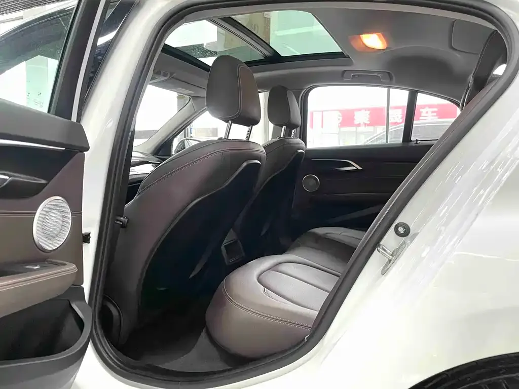 BMW 1 Series 2023 из CN, фото 10