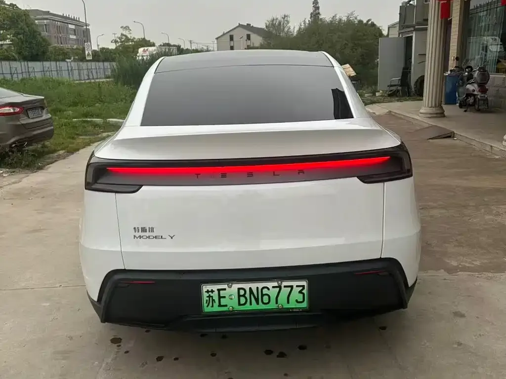 Tesla Model Y — фото 6