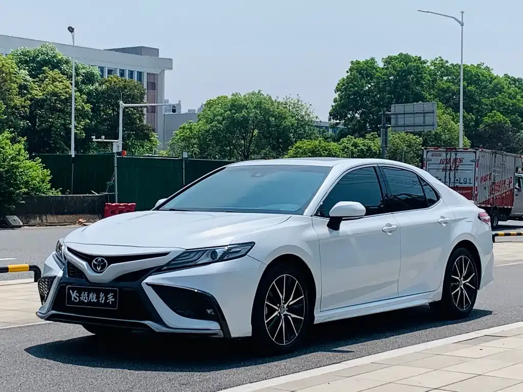 Toyota Camry — фото 1