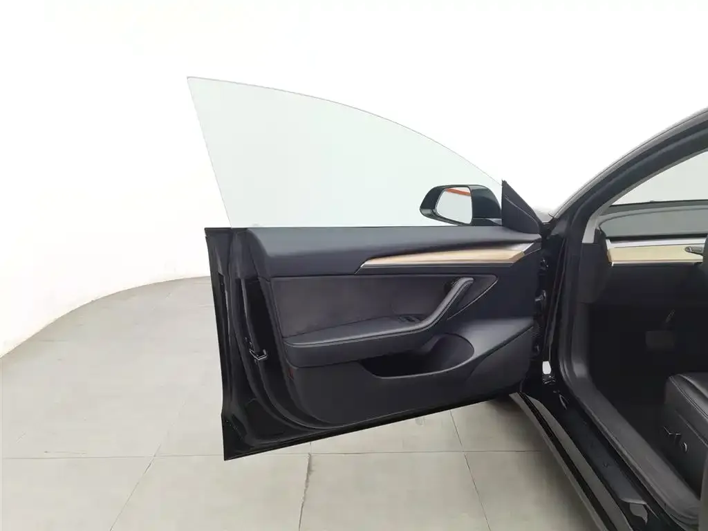 Tesla Model 3 — фото 3