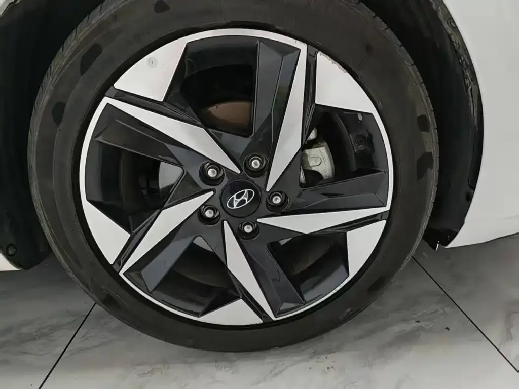 Hyundai Elantra — фото 2