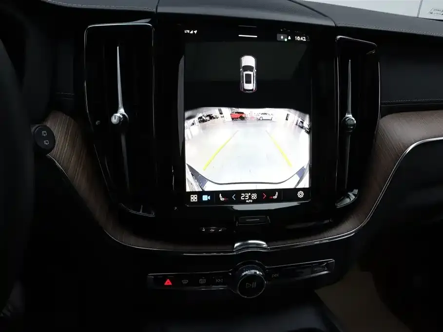 Volvo XC60 — фото 9