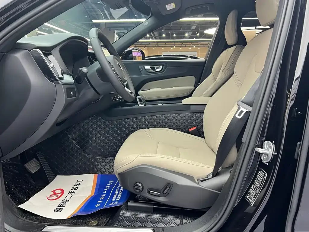 Volvo XC60 — фото 10