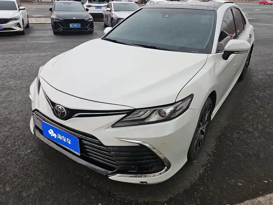 Toyota Camry — фото 1