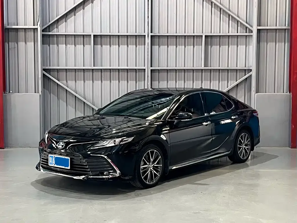 Toyota Camry — фото 1