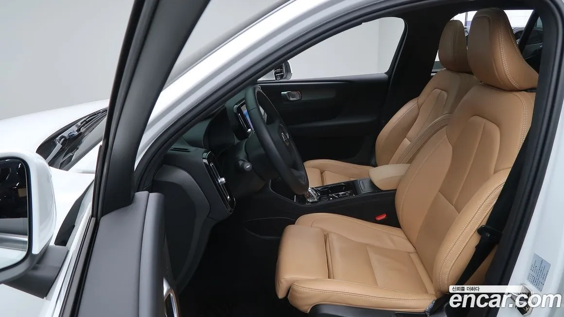 Volvo XC40 — фото 10