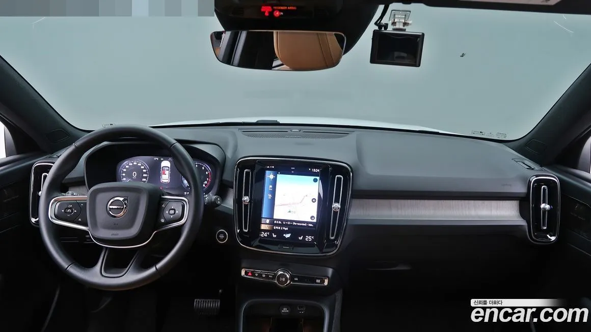 Volvo XC40 — фото 9