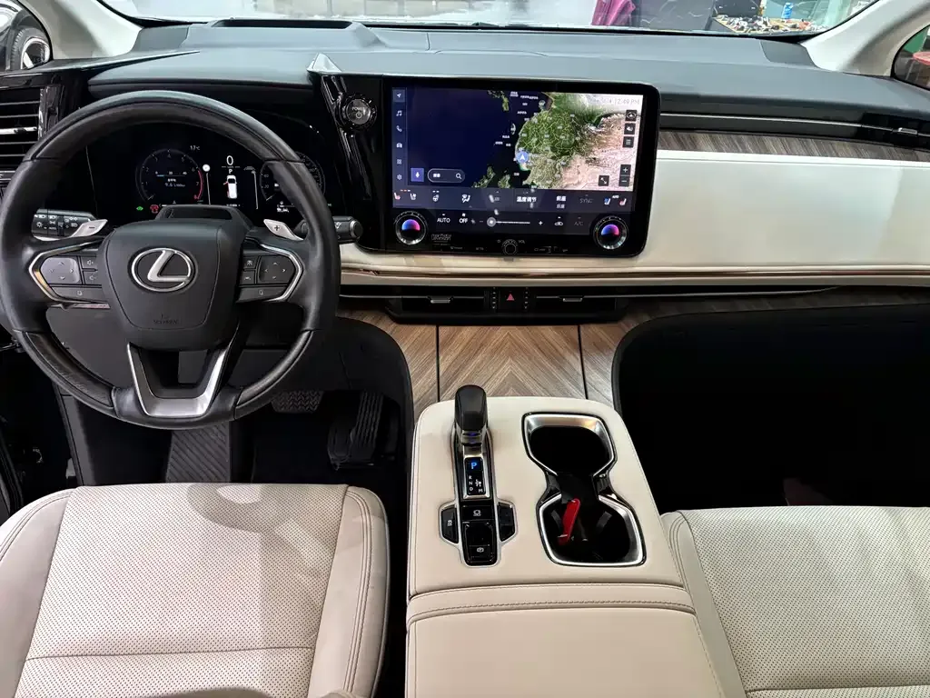 Lexus LM — фото 5
