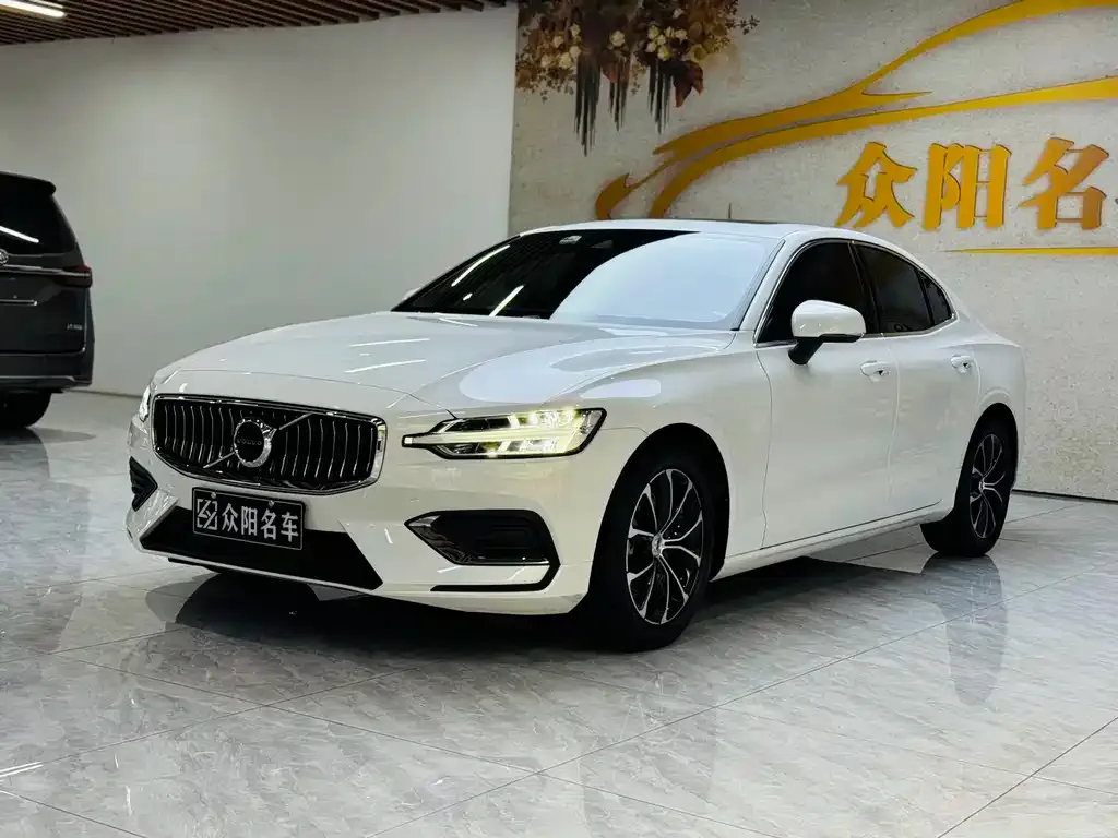 Volvo S60 — фото 1