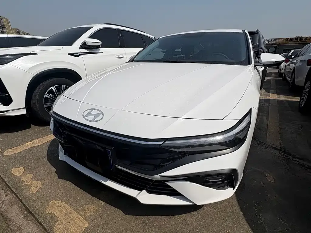 Hyundai Elantra — фото 1