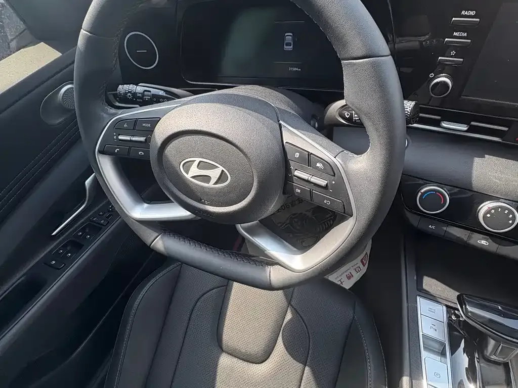 Hyundai Elantra — фото 7