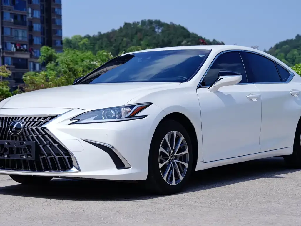 Lexus ES — фото 1