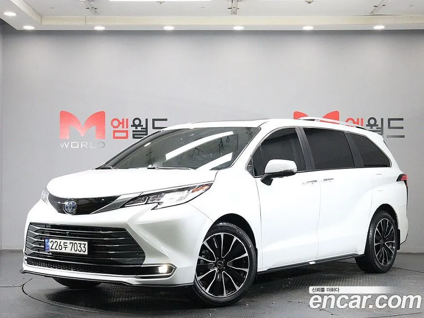 Toyota Sienna — фото 1