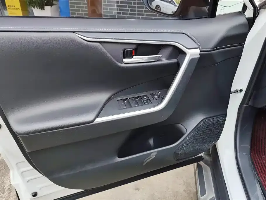 Toyota RAV4 — фото 4