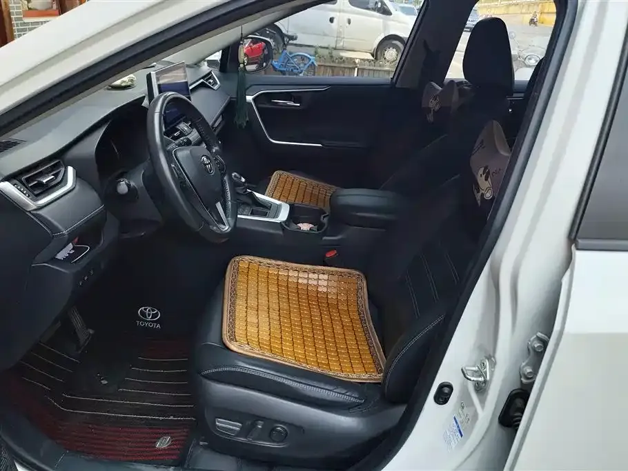 Toyota RAV4 — фото 2