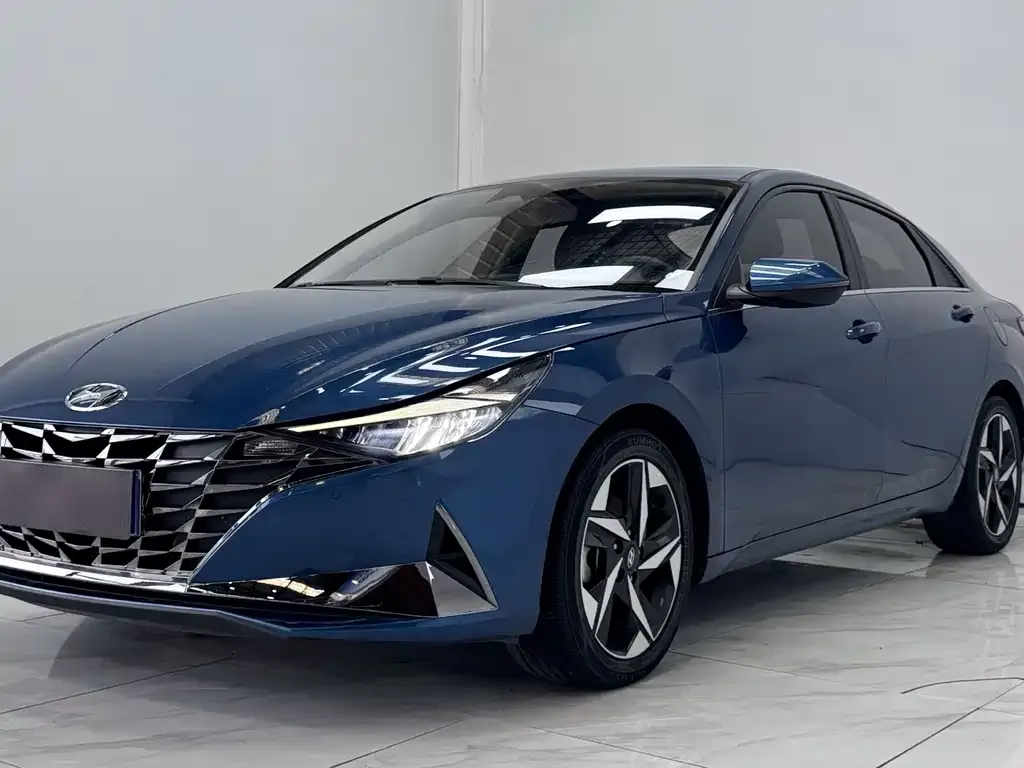 Hyundai Elantra — фото 1