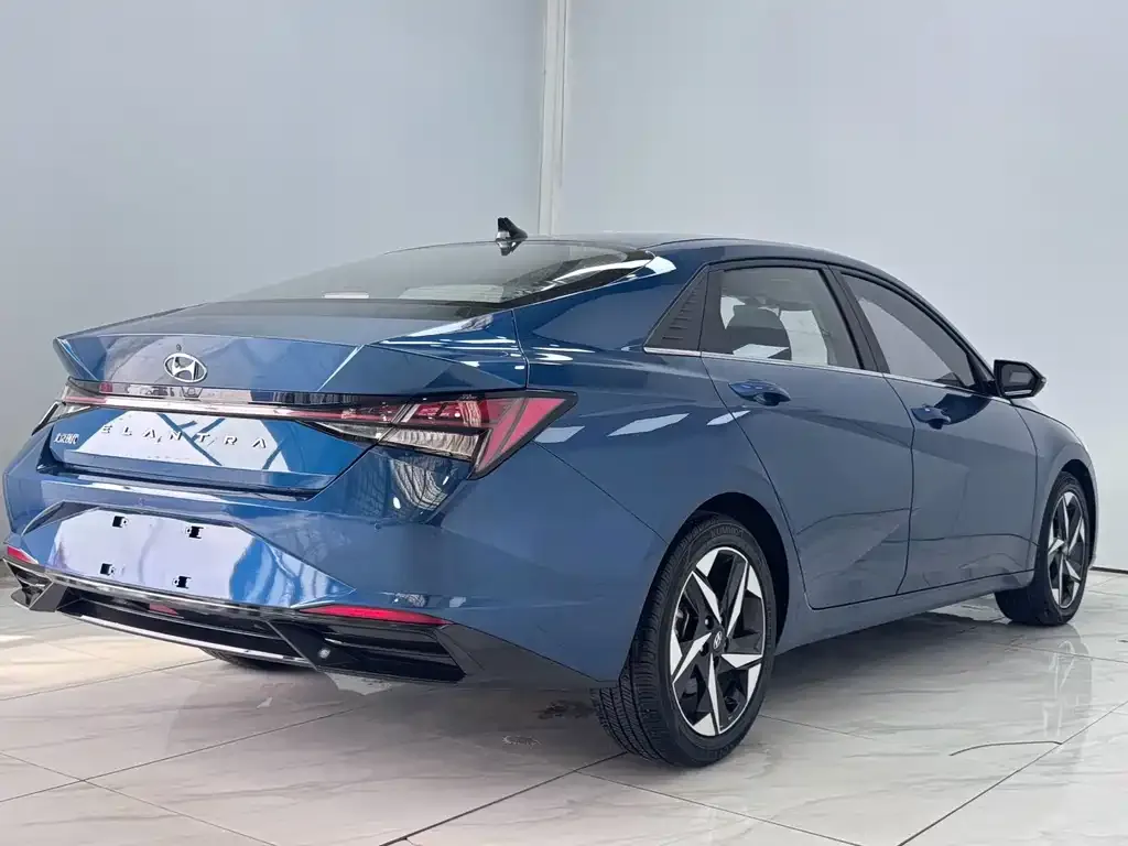 Hyundai Elantra — фото 3