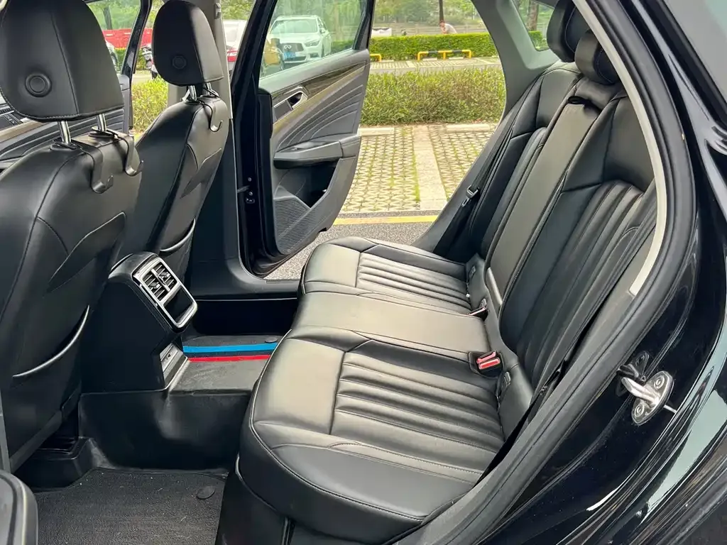 Volkswagen Passat 2021 из CN, фото 2