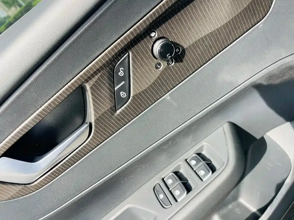 Hongqi E-QM5 — фото 9