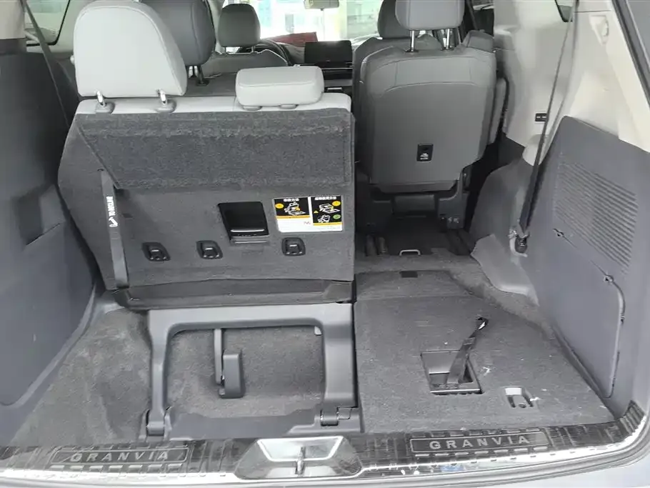 Toyota Granvia — фото 8