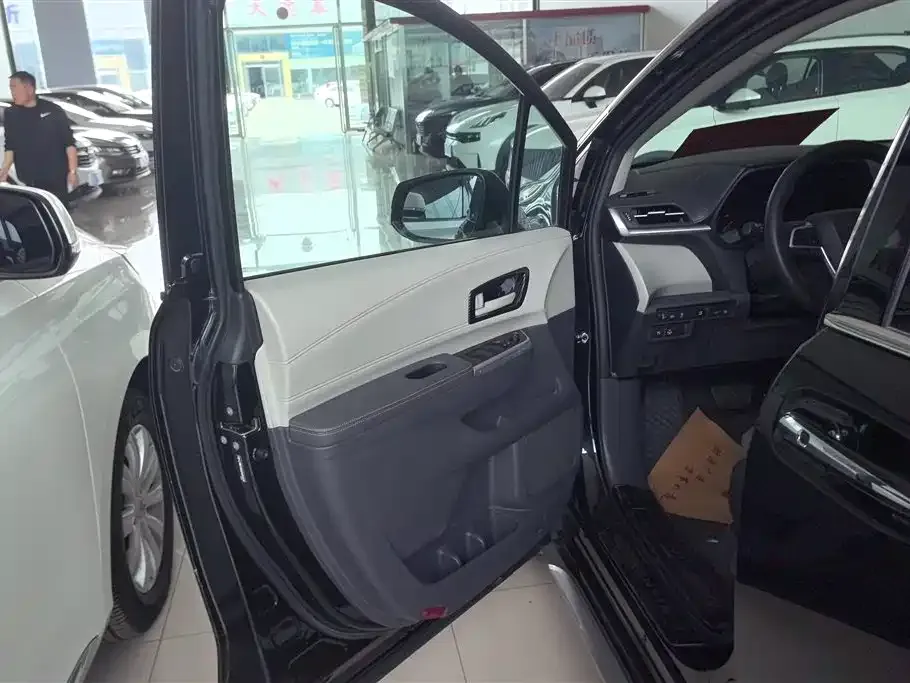 Toyota Granvia — фото 2