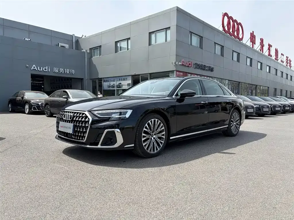 Audi A8 — фото 1