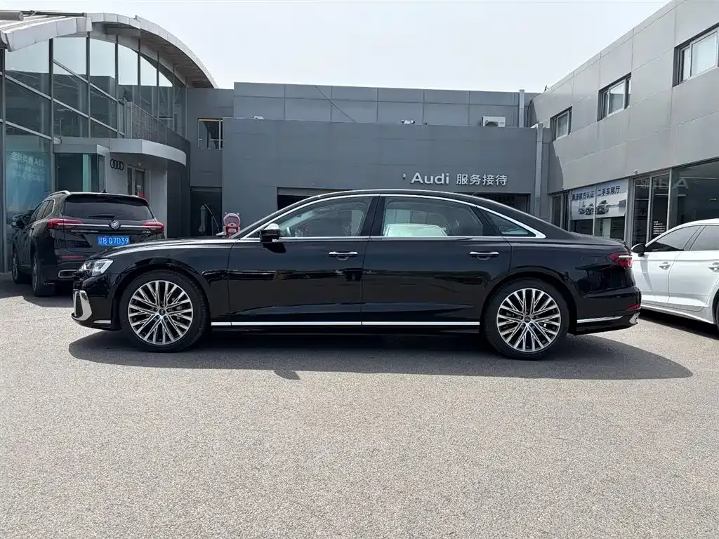 Audi A8 — фото 2