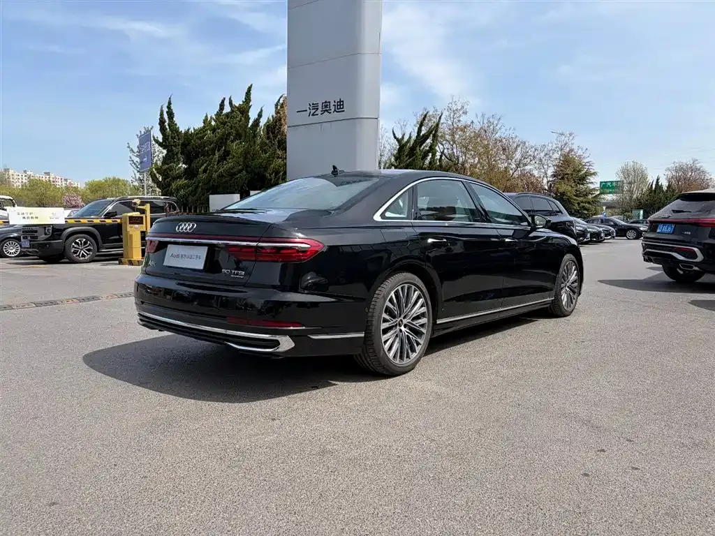 Audi A8 — фото 6