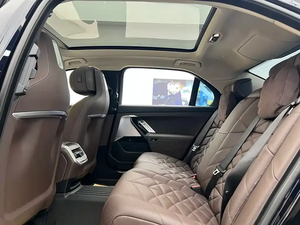 BMW 7 Series 2023 из CN, фото 6