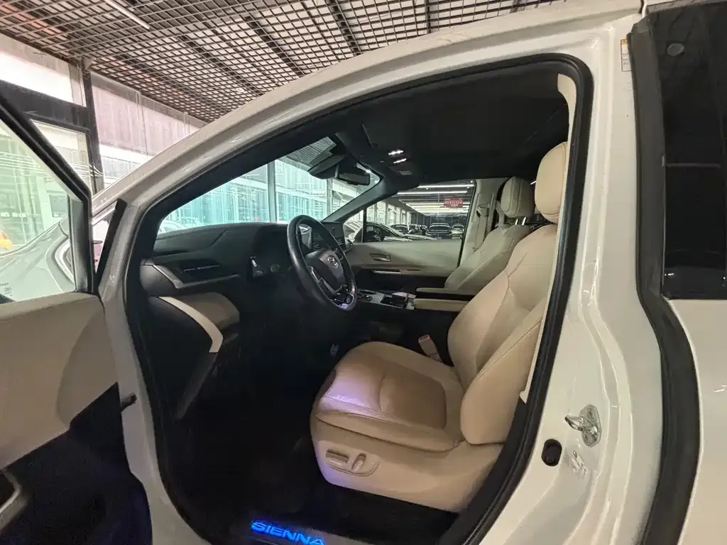 Toyota Sienna — фото 4