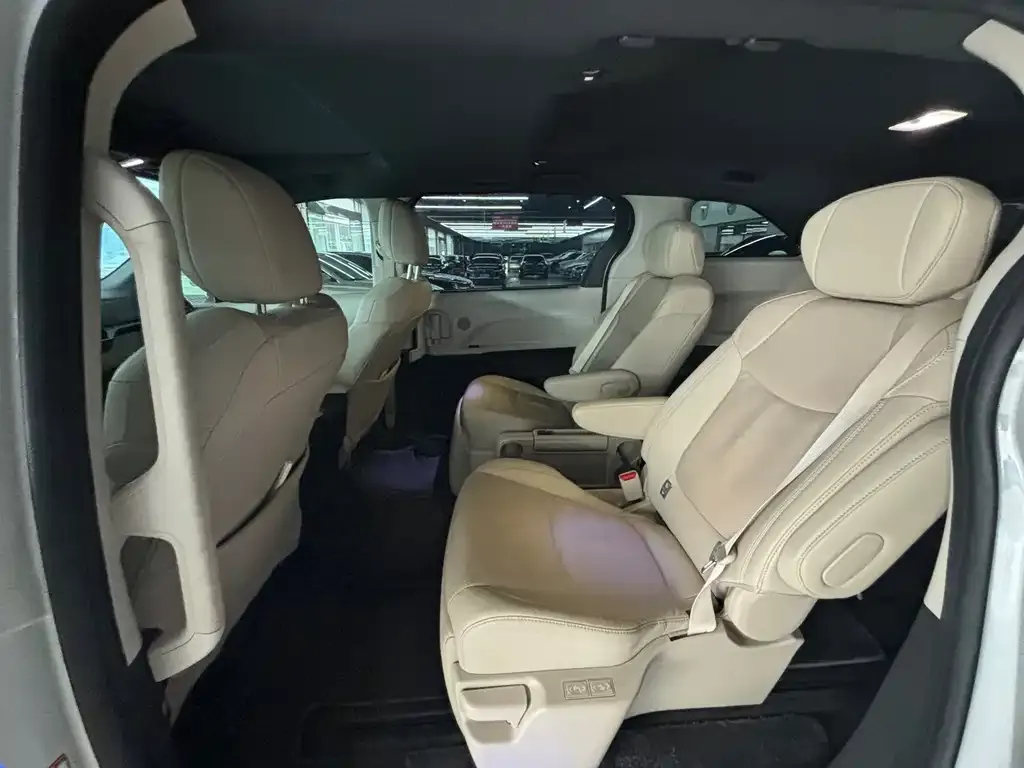 Toyota Sienna — фото 2