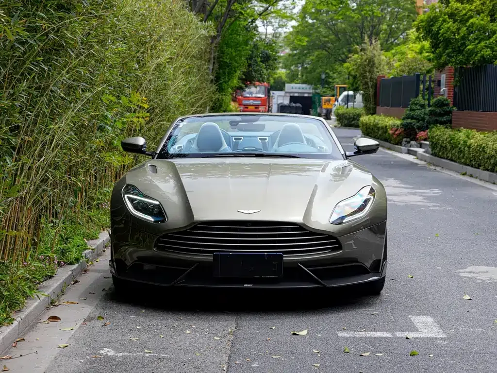 Aston Martin DB11 — фото 9