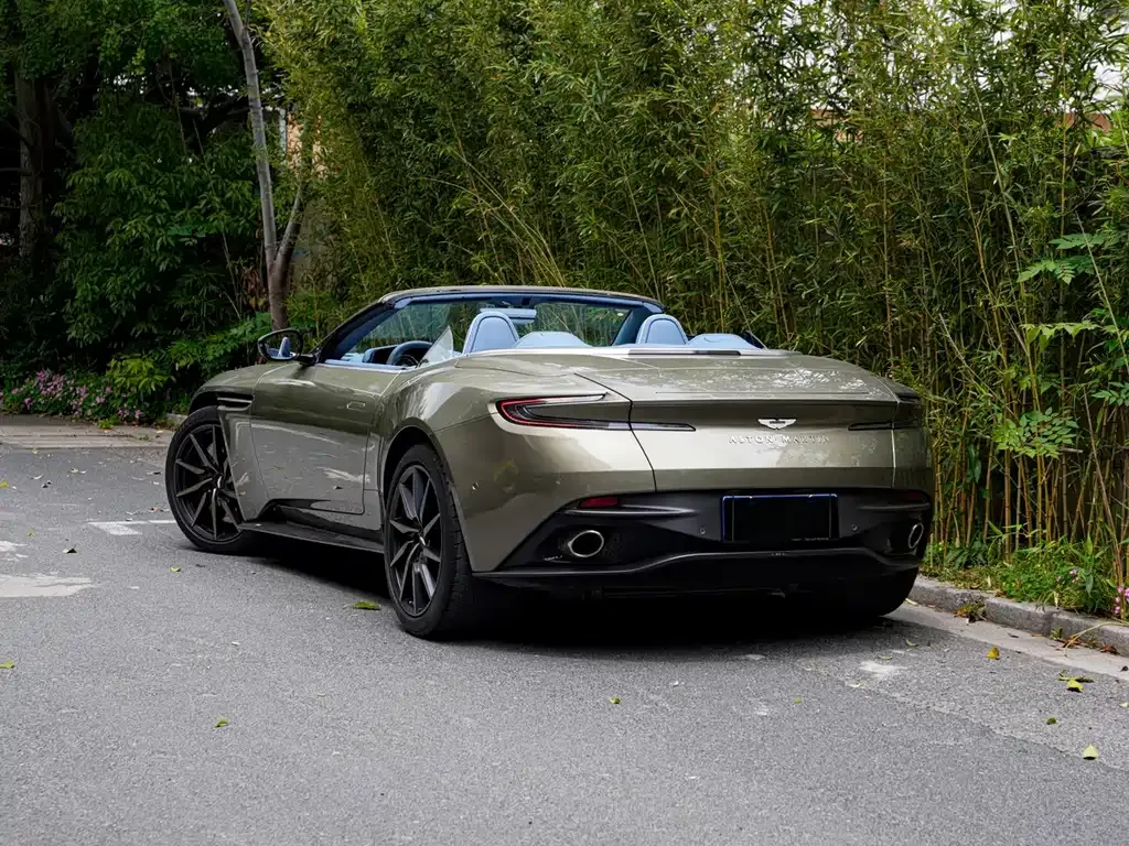 Aston Martin DB11 — фото 10
