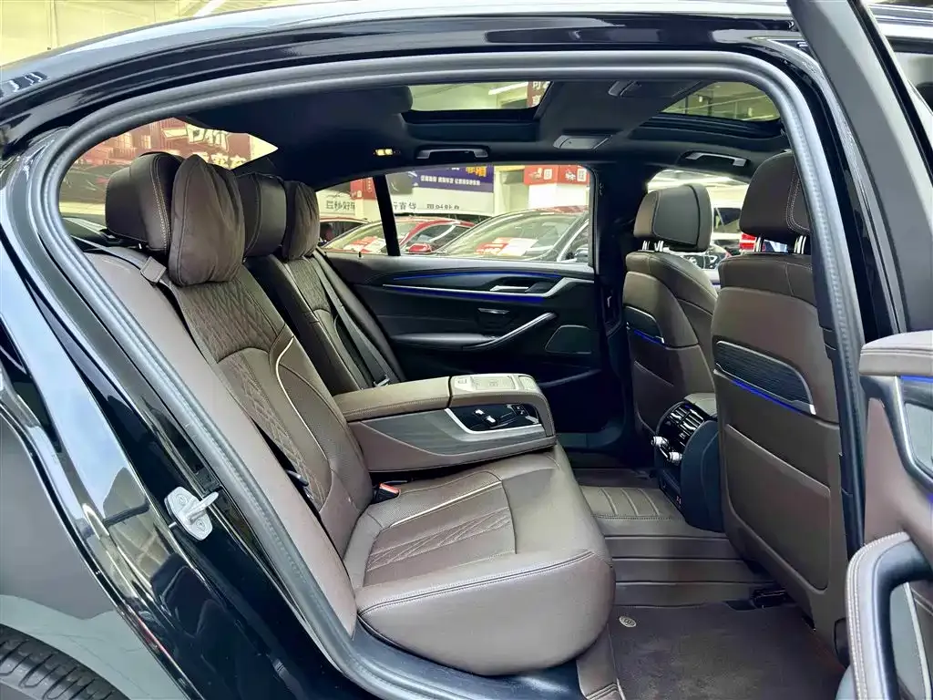 BMW 5 Series 2023 из CN, фото 9