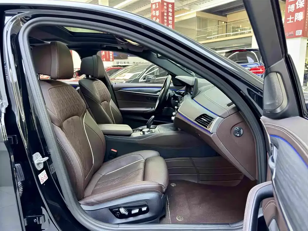 BMW 5 Series 2023 из CN, фото 10