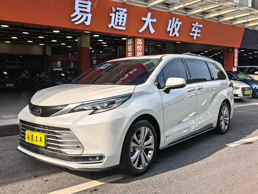 Toyota Sienna — фото 1