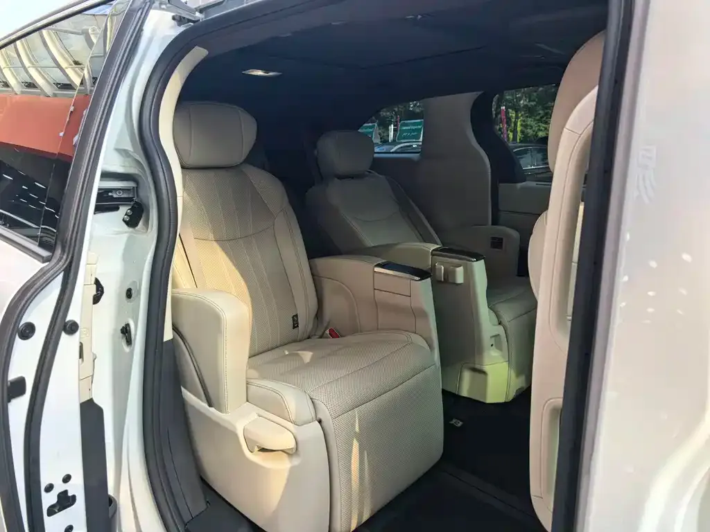 Toyota Sienna — фото 3