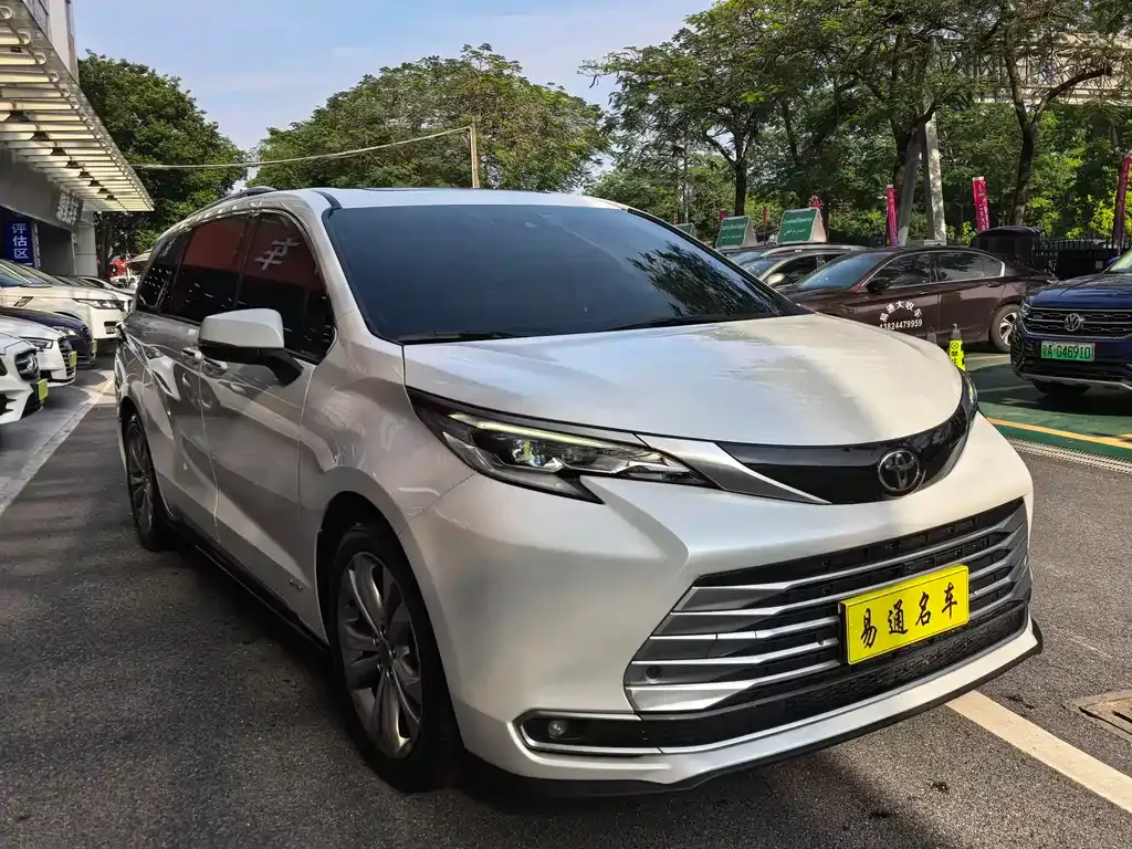 Toyota Sienna — фото 10