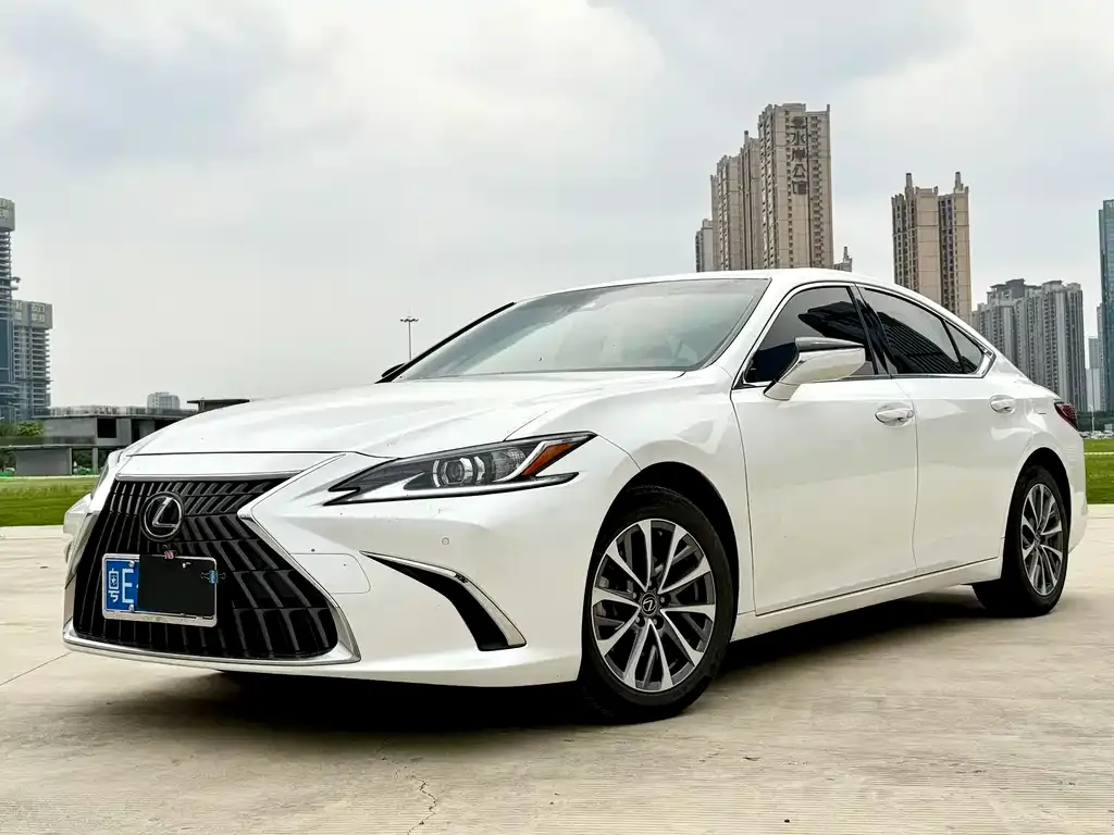 Lexus ES — фото 1