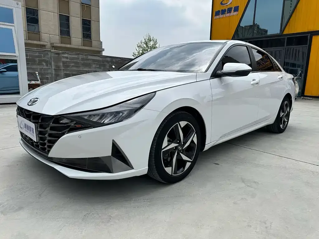 Hyundai Elantra — фото 1