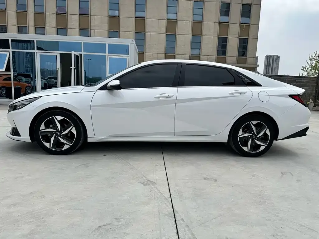 Hyundai Elantra — фото 2