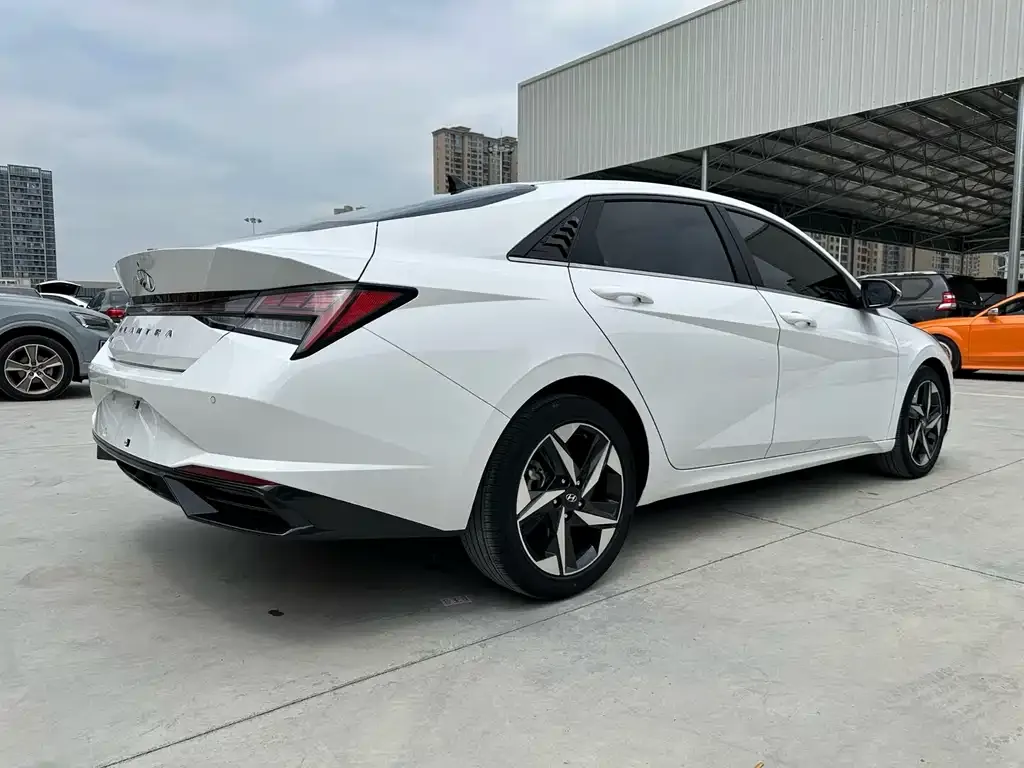 Hyundai Elantra — фото 10