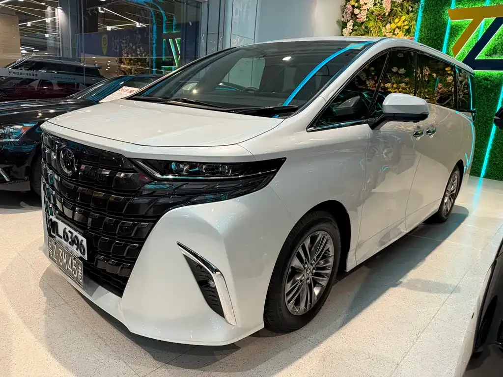 Toyota Alphard — фото 1
