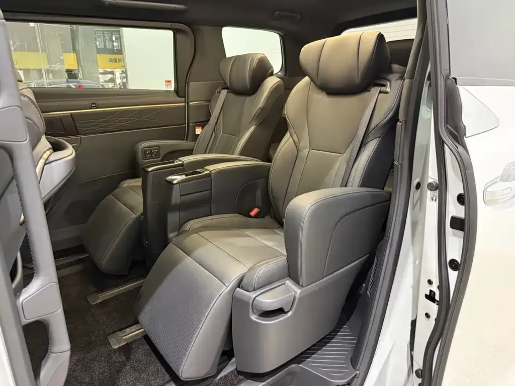 Toyota Alphard — фото 3
