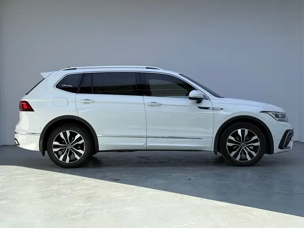 Volkswagen Tiguan L — фото 7